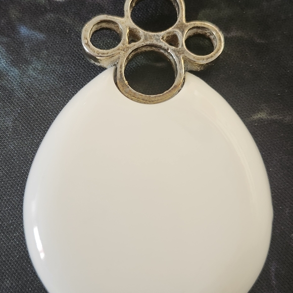 1960s LARGE MODULAR KENNETH JAY LANE CERAMIC WHITE PENDANT AND BEADS - Picture 3 of 16
